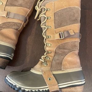 Sorel Women's Conquest Carly II Tan Green Winter Snow Boots Size 8.5 Waterproof.